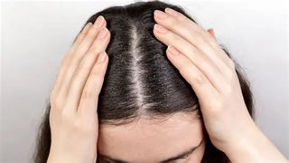 Problème de pellicules et cuir chevelu qui gratte : quelles solutions efficaces ?
