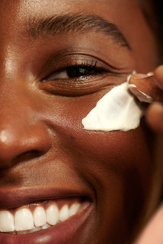 Peaux sensibles, sèches ou grasses : comment bien choisir ses soins visage ?