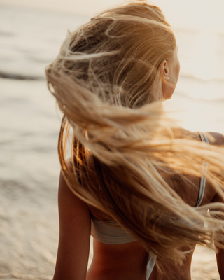 Prendre soin de ses cheveux tout au long de l’année : nos conseils & produits indispensables