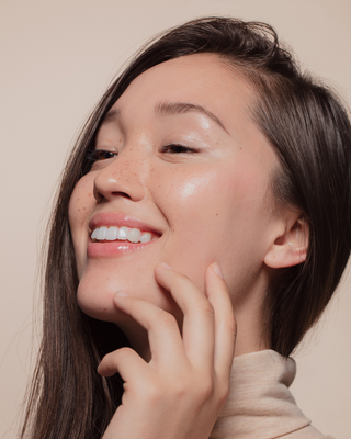 Glass Skin à la Coréenne : Comment Obtenir une Peau Lumineuse et Zéro Défaut